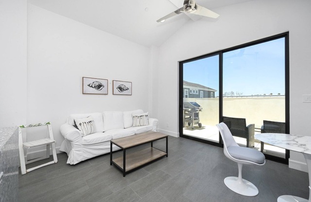Luxury Condo in Corona Del Mar Walkable to Ocean