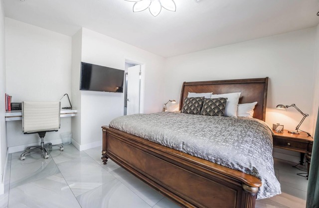 Luxury Condo King Bed Pool Laundry in Las Vegas