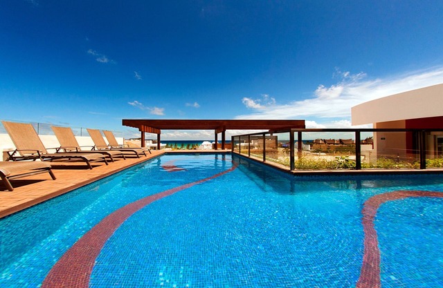 Luxury condo with modern kitchenette, fast WiFi, AC & pool - near the beach