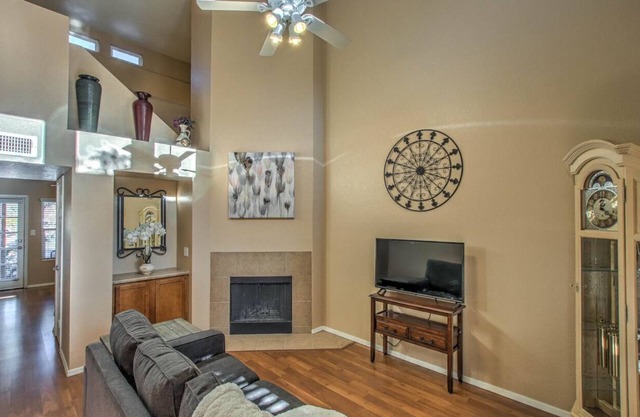 Luxury condo w/pool in McCormick Ranch.