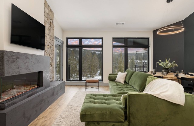 Luxury Condo with Views/Hot Tub/1 block to Main Street/5 min to Ski Resort
