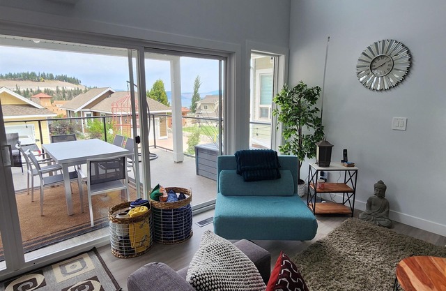 Luxury Cottage! Lake Okanagan View. 3 Bedrooms+Loft