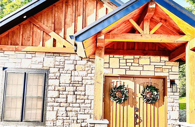 LUXURY COUPLES CABIN! Caveside Cabins