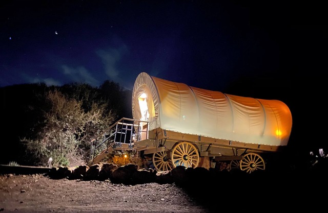 Luxury Covered Wagon in Santa Monica Mountains close to Malibu w/King Bed