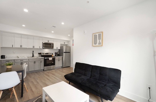 Luxury DC Unit with Courtyard View & Close to All