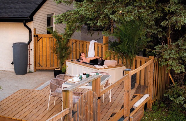 Luxury Designer White House Retreat w/Hottub, 20 mins from downtown Hamilton