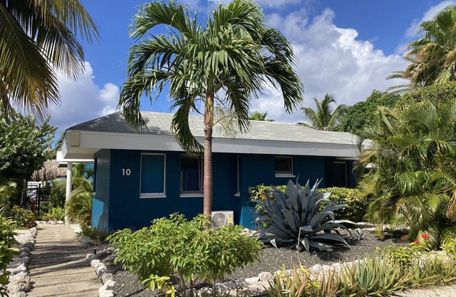 Luxury detached bungalow within walking distance of Mambo Beach!