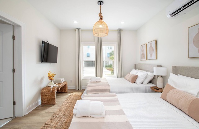Luxury downstairs Duplex -Brand New. 4 min walk to beach