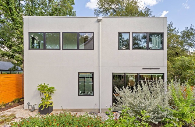 Luxury Downtown Austin Guest House-2BR/2.5BA-Billiards Lounge-Patio-Parking