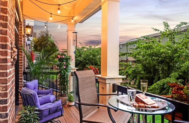 Luxury Downtown Condo W/2-Car Garage, Nespresso & Surround Sound