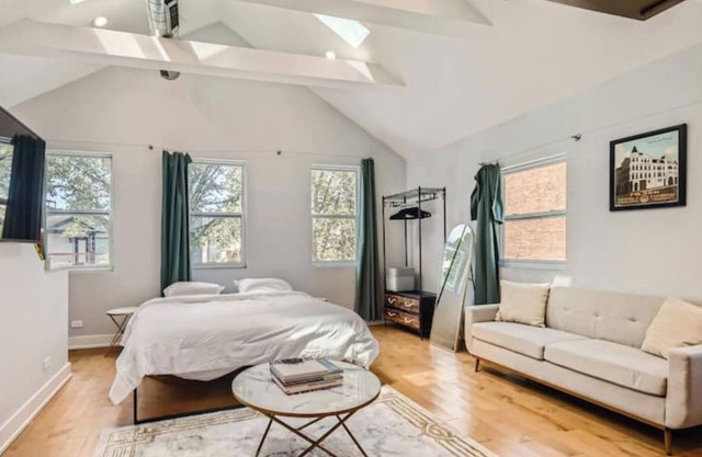 Luxury East Pilsen Studio with Cal King Bed for 2