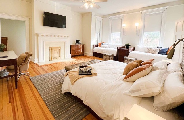 Luxury Family Suite in LaGrange Historic Mansion