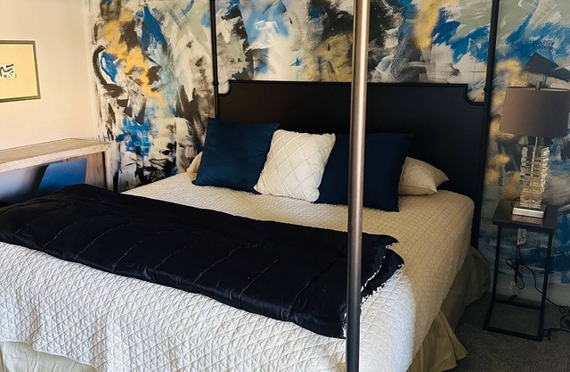Luxury Furnished 2 bd 2 bath condo in Guard Gated Community on the Vegas Strip!