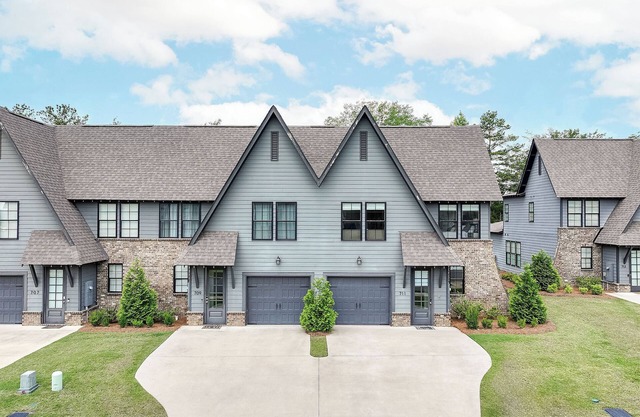 Luxury Gameday Townhome at Auburn Airport 4 bedroom/3 1/2 bath
