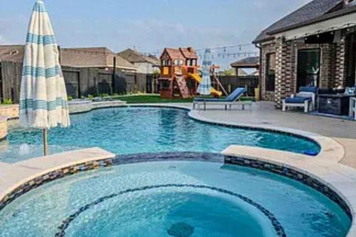 Luxury Getaway w Pool, Sauna, Gym and Lagoon