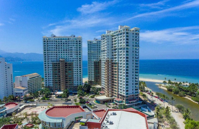 Luxury Grand Venetian Ocean Front 5 Pools, 10th floor Sleeps 4, Stunning Sunsets