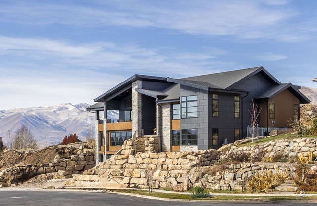 Luxury Heber Home- Minutes from Park City Ski Slopes- Views, Sleeps 16