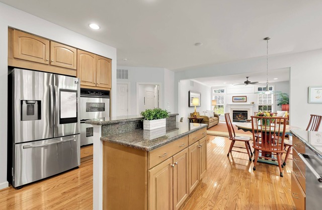 Luxury Home, Free Parking, 20 Minutes to Downtown W/Metro Access