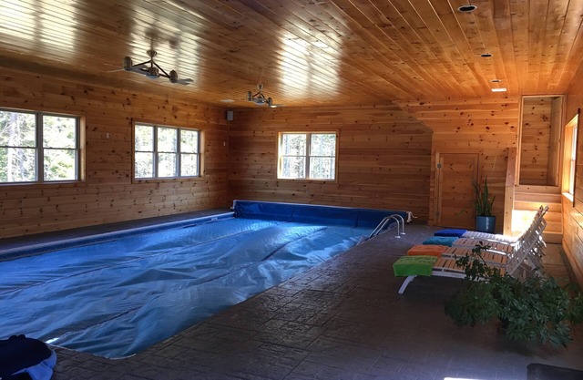 Luxury Home w/INDOOR POOL 20mins BarHarbor boardersAcadia National Par
