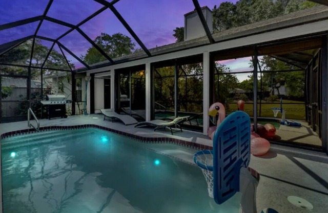 Luxury Home W/Pool - Family Friendly - Sleeps 10