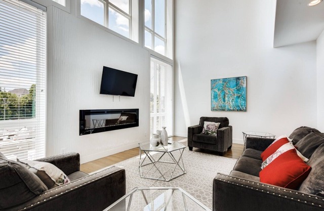 Luxury Home w/Rooftop Patio - 7 Minutes to Downtown