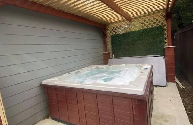 Luxury Home with King Suite and Hot-Tub