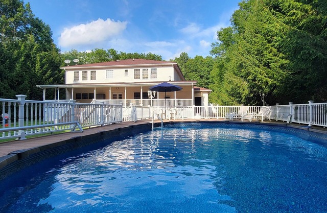 Luxury Home with Sauna, Hot Tubs, Game Room, Short Walk to Lake, King Beds