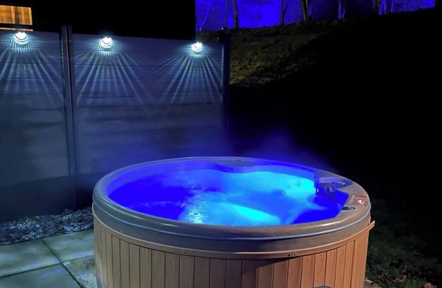 Luxury hot tub lodge with onsite bar/restaurant and many other amenities