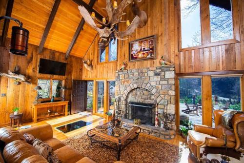 LUXURY! Hot Tub, Pool Table, River & Petting zoo?
