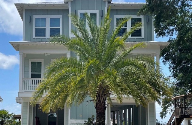 Luxury house with pier on Mobile Bay