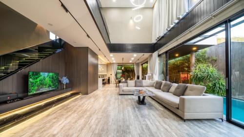 Luxury huge pool villa - Free pick up and Full AC