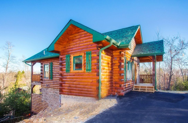 LUXURY INDOOR HEATED Private Pool Cabin minutes from downtown Gatlinburg!