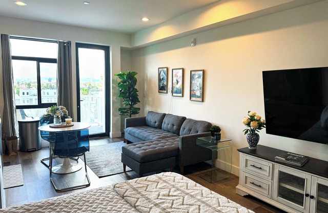 Luxury K-Town Studio with City Views, Gym, Balcony, Washer/Dryer, Fast Wifi!