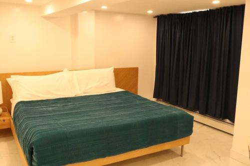 Luxury king bed parking & washer