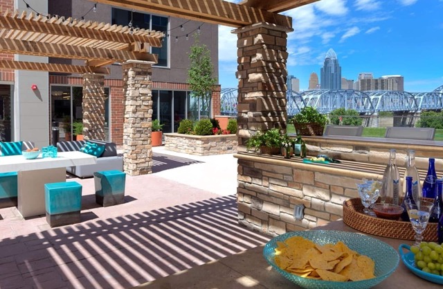Luxury King Bed Suite! Resort Pool-Free Parking