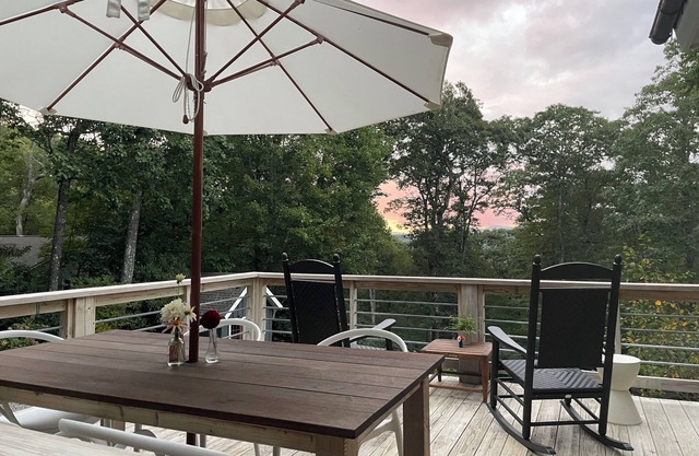 Luxury King Studio · In-Town Highlands · Mountain View · Fireplace · Fiber WiFi