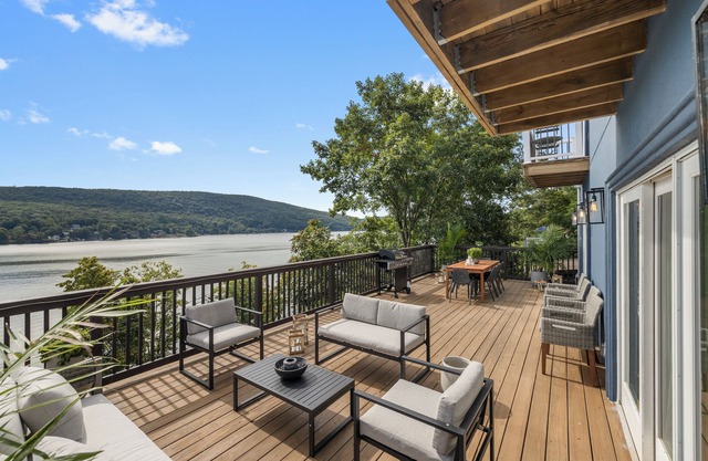 Luxury Lake Oasis ~ Hot Tub ~ Stunning Views ~ Bar