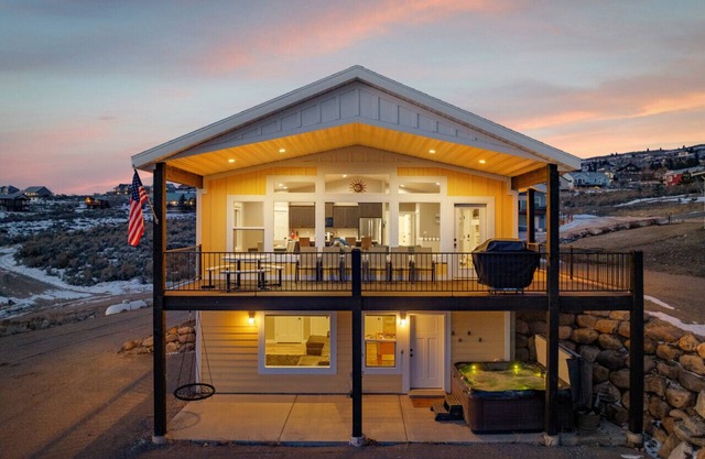 Luxury Lake Views | Sleeps 19 - Ideal Beach - Hot Tub - Foosball