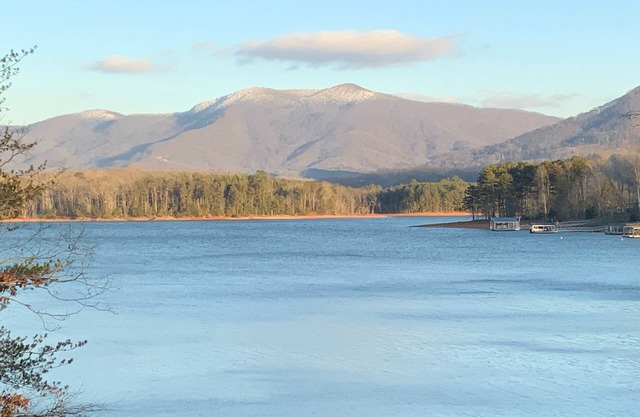 Luxury Lakefront Chatuge, 5 Beds 3 Bath, 2 Kitchens, Free WiFi, Sleeps 12 & Dock