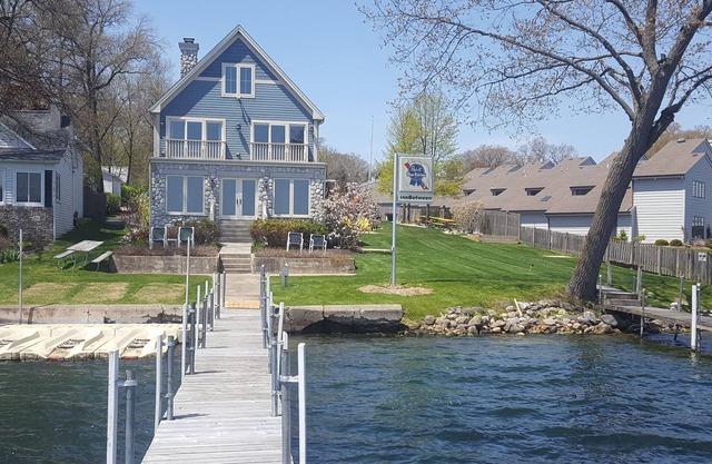 Luxury Lakefront Rental on Beautiful Delavan Lake