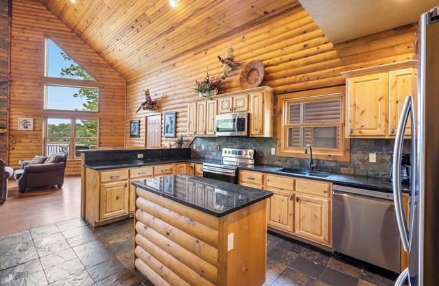 Luxury Lakefront Resort Chalet 3~2 Pools~FREE Amenities~Dock~MiniGolf~Waterslide