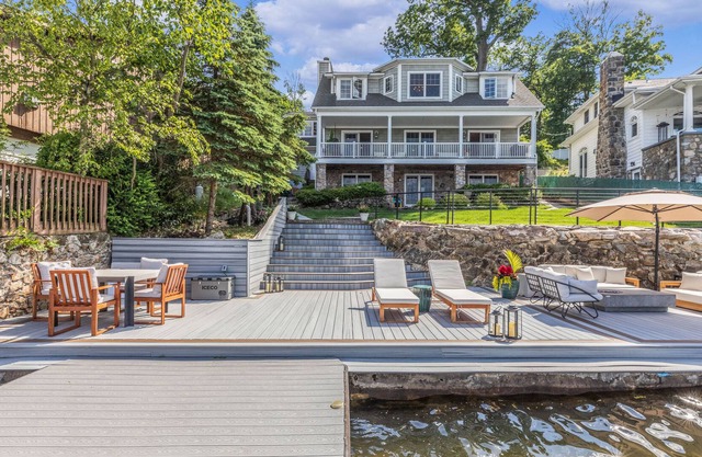 Luxury Lakefront Retreat - 1hr from NYC - Huge Lake