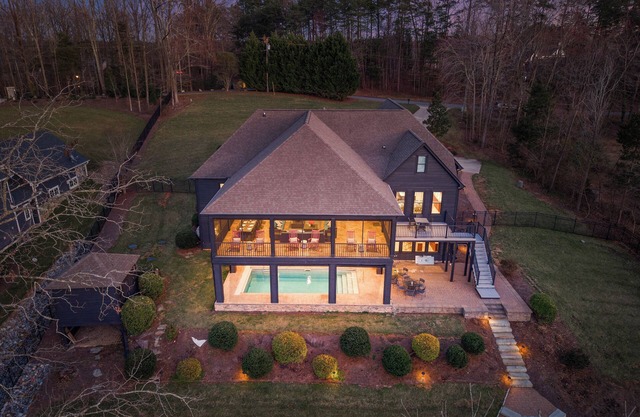 Luxury Lakefront Stay | Private Dock, Kayaks & Indoor/Outdoor Pool | The Retreat