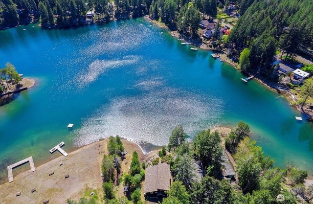 Luxury Lakehouse on Maggie lake w/AC, outdoor fireplace, BBQ & water activities