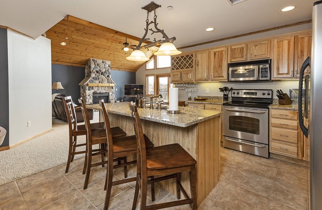Luxury Lakeside living at Northern Bay Resort. Houses 13 with Exclusive BunkRoom