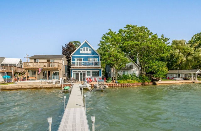 Luxury Lakeside Oasis - king bed! Sleeps 8.