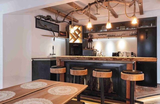 Luxury Larch Loft, perfect for groups/family of up to 6 peoplenn