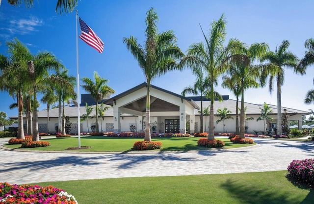 Luxury Living in Pelican Sound Golf and River Club - Second Story Coach Home