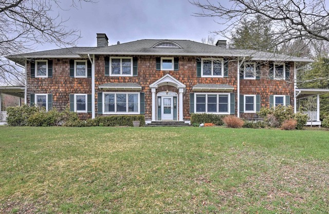Luxury Livingston Manor Home w/Guest House & Pool!