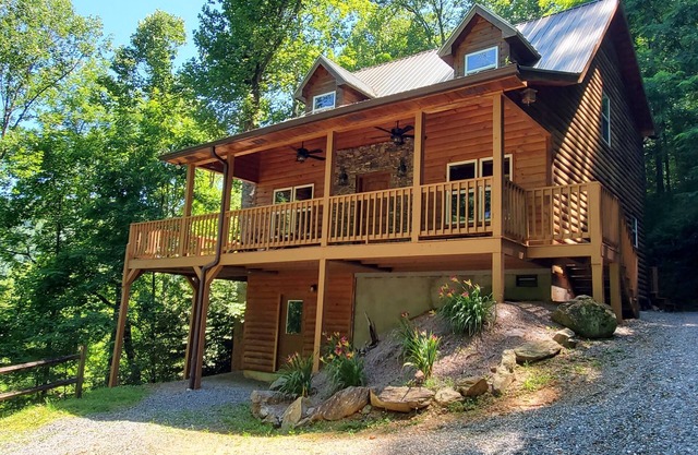 LUXURY LOG CABIN - NEW HOT TUB, GAME ROOM, WIFI, FIRE PIT, VIEWS!